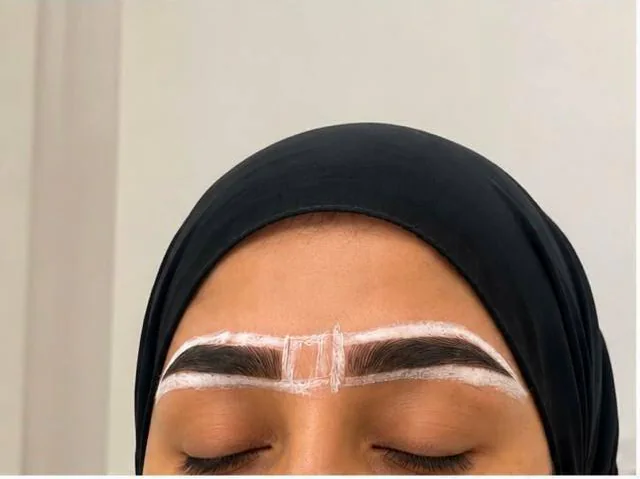 تحديد وتشكيل الحاجب بخطوط نظيفة